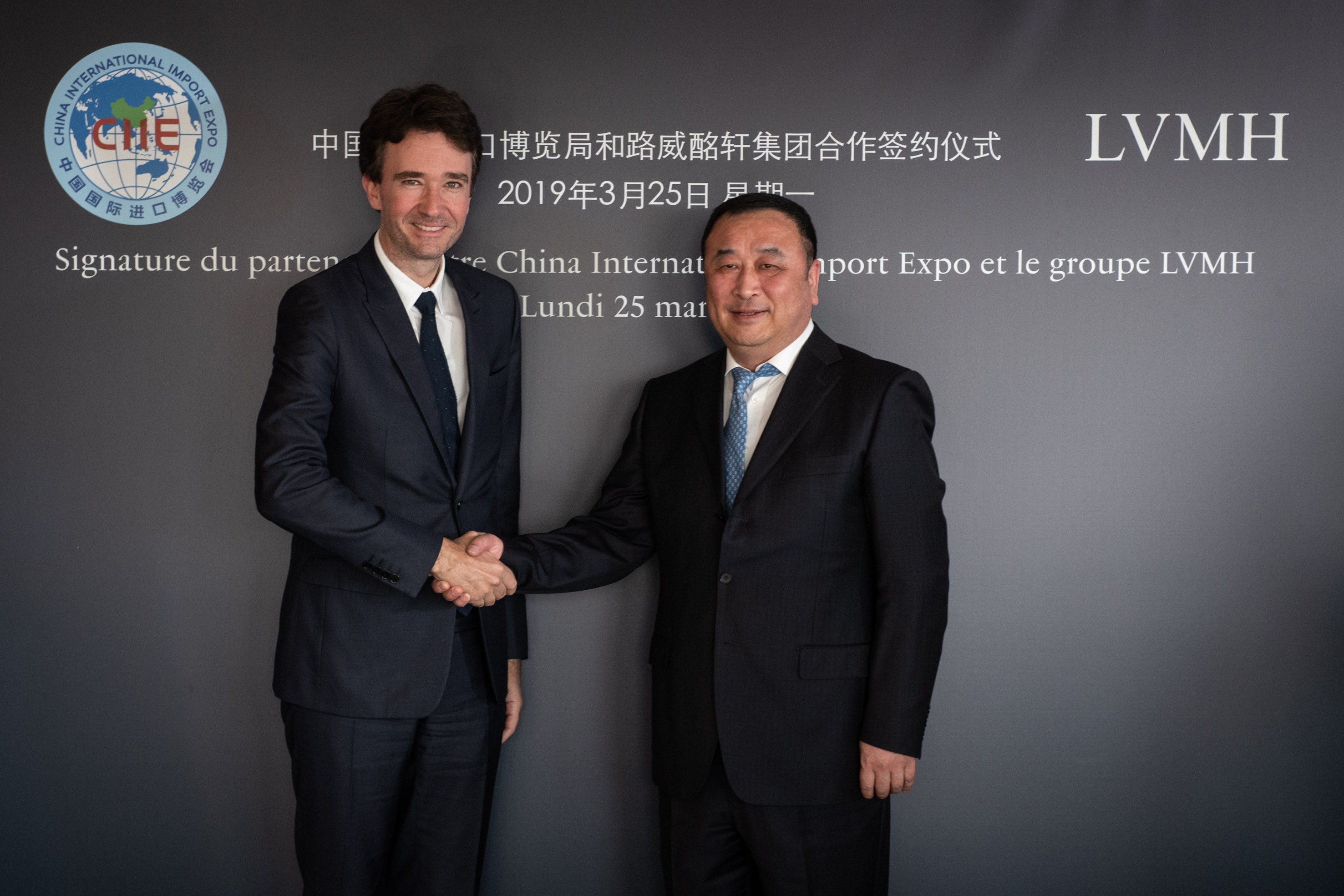 LVMH Group director Antoine Arnault signed an agreement with Sun Chenghai, representative of the Bureau of the China International Import Expo in Paris on March 25, 2019.  Photo: Gabriel de La Chapelle