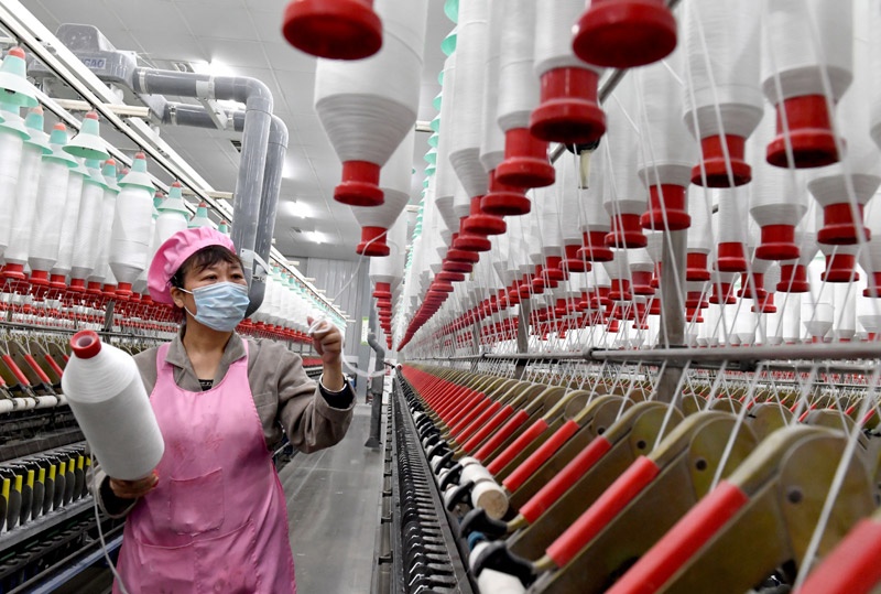 With roadblocks in staffing and orders, textile industry’s recovery is far below the national average. Photo: Xinhua Agency