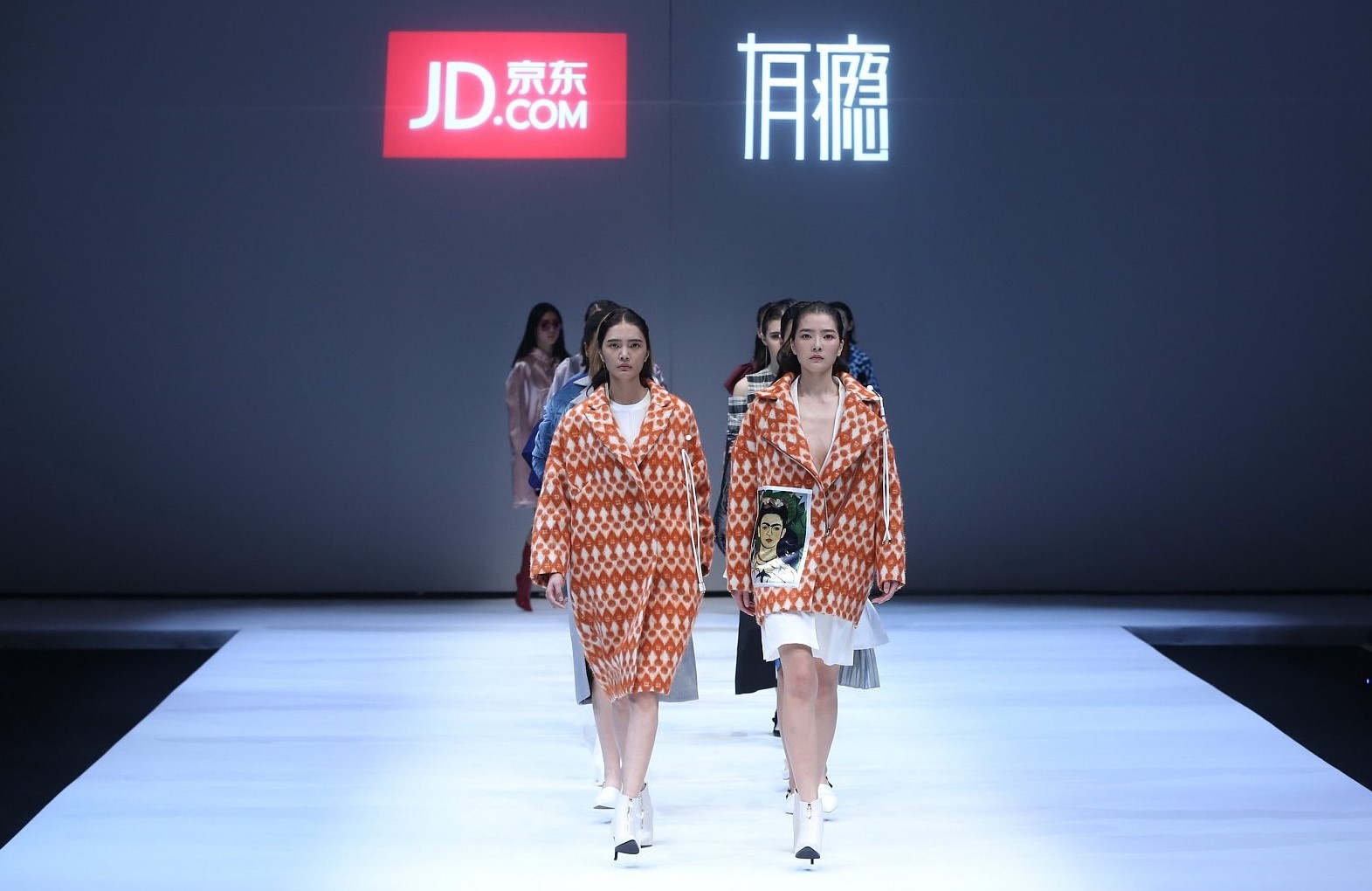 JD.com sponsored the runway show of Chinese fashion designer Han Dongyang at the 2017 Autumn/Winter China Fashion Week in Beijing. Image via VCG