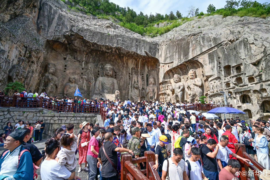 Temples have become a hot attraction for young consumers. The religious spots are believed to be the most suitable place for spiritual healing for young Chinese. Image: Xinhua News