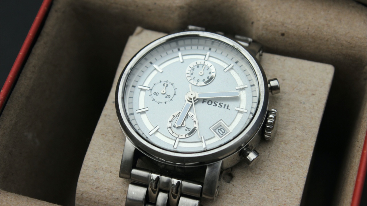 American watch brand Fossil has halted production in China, which could lead the Chinese manufacturer to close. Photo: Shutterstock