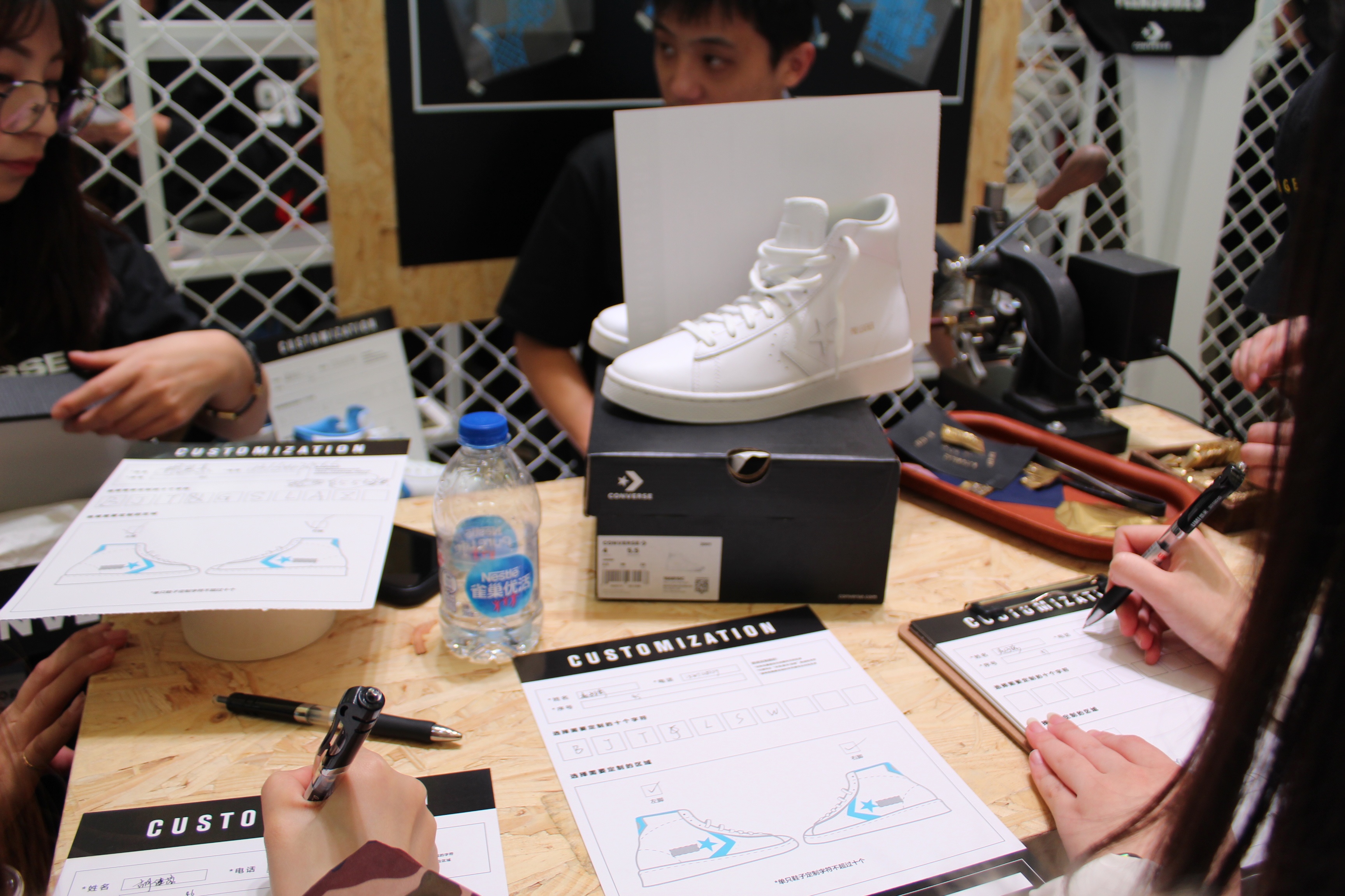 Fans trying to customize their converse sneakers. Photo: Ruonan Zheng/Jing Daily
