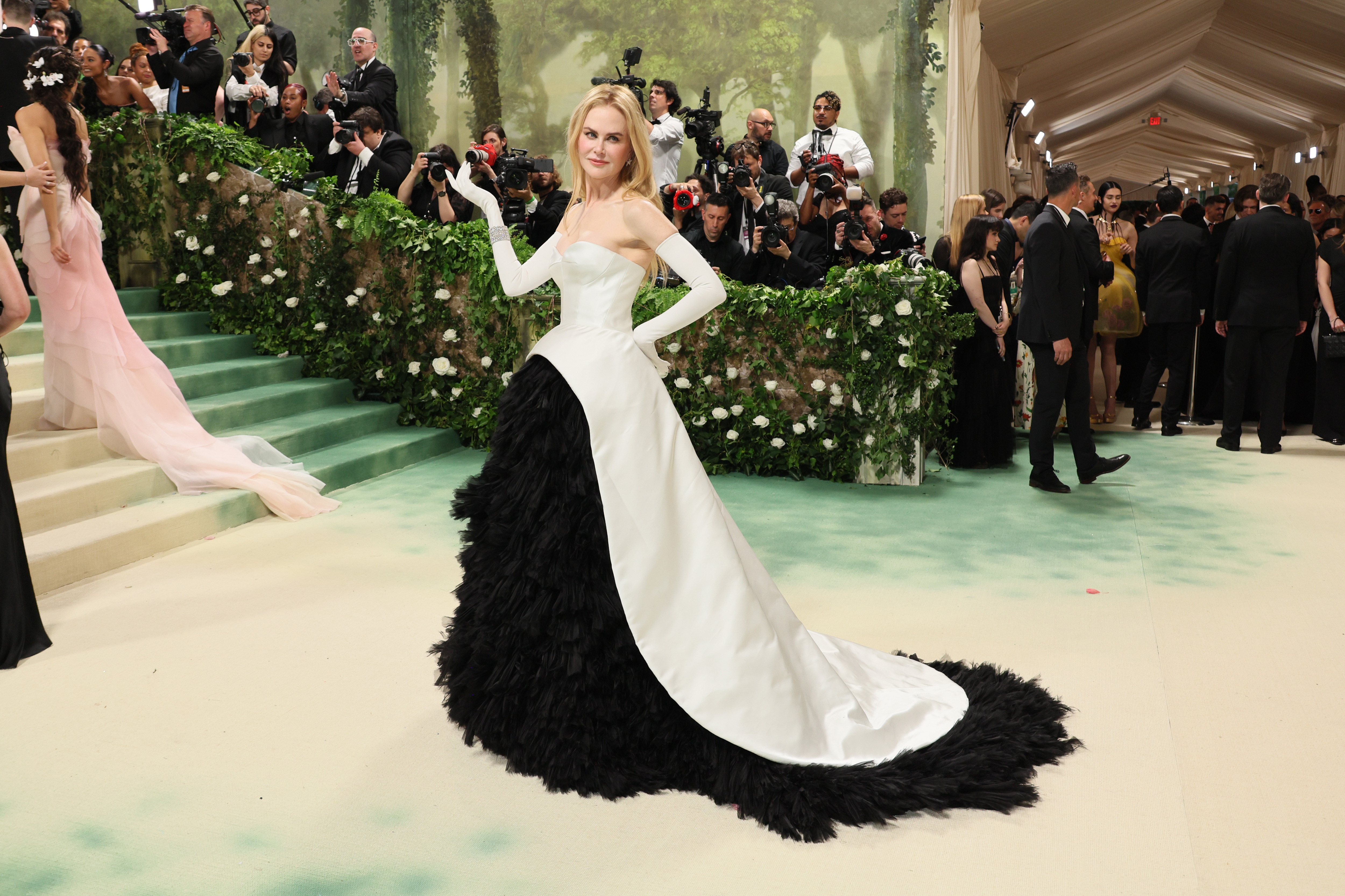 Nicole Kidman lleva un vestido de Cristóbal Balenciaga de los años 50 en las escaleras del Museo Metropolitano de Arte el 6 de mayo de 2024 en la ciudad de Nueva York. Foto: Imágenes falsas