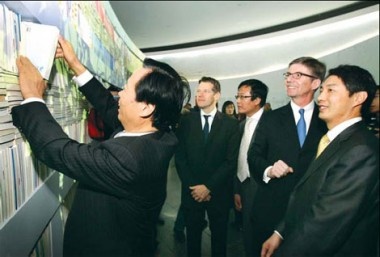 Vice-Minister of Culture Wang Wenzhang (left) and BMW Brilliance Automotive Ltd President and CEO Olaf Kastner (R) at the event (Image: China Daily)