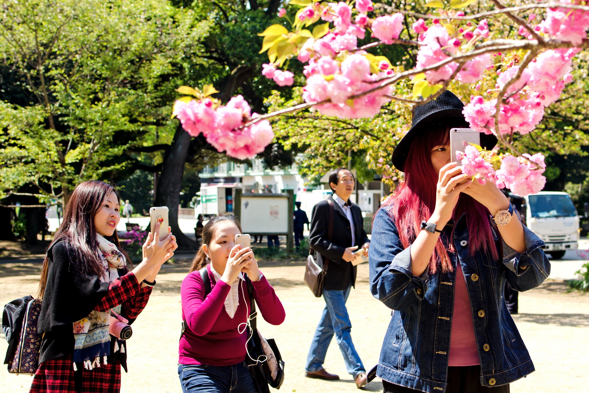 Chinese travelers visiting Japan. Marriott International is making an even more concerted effort to provide a range of services specific to Chinese travelers through the evolution of its Li Yu hospitality program. (Toshihiro Gamo / <a href="https://www.flickr.com/photos/dakiny/26340261161/in/photolist-G8AHXP-4ACtj3-4goaxa-8V1BMW-8UXx2P-pJD3-b6p5F2-8UWJwg-4Aycp6-4sFddG-4sF3q7-3q79Ex-4sFbho-3q7cLe-4sAQqT-forKXK-4sB6gH-3qjeZt-cfN7MW-5GJLvX-4rQYJx-4sB5uz-xnPab-f8qy8F-aJYPDM-4sF9nw-8Dh2Sk-4sEWa9-5axxTM-4sB55v-4sEWGq-4sEXbL-4sFbMh-8V1BsU-4sF5Ss-bRgDGX-4ACtDw-fappBB-Gbfgd3-9qvf4V-4ACtSS-4gsbFN-4go9xx-4gsaco-8UXwG6-4go9i6-4goa4v-4gscXE-4gs9Zb-4go6Jk">flickr</a>)