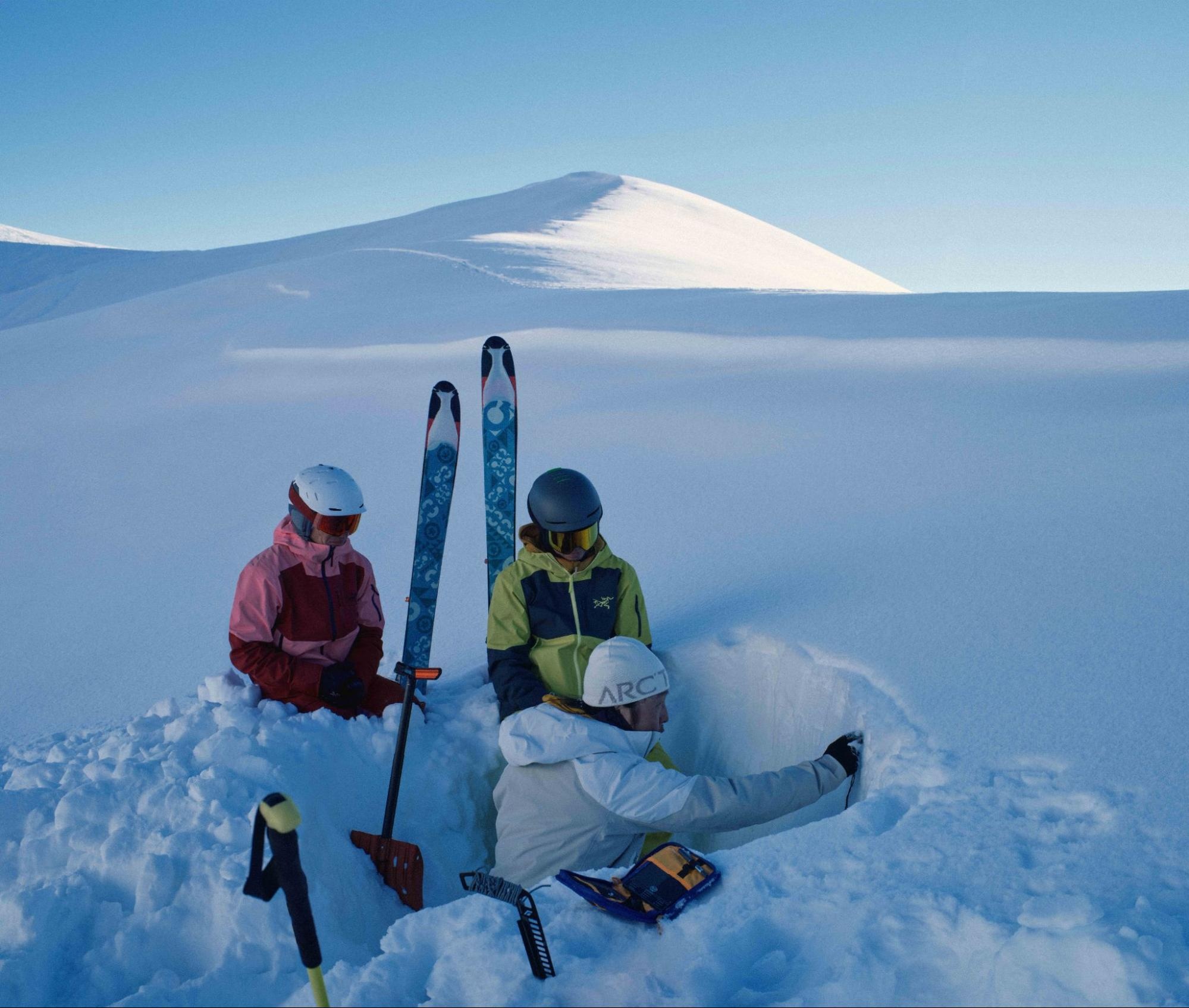 Arc'teryx mountain guide Xing Zhekui, skiing promoter Wang Zhixun, and Altay Avalanche Research and Education (AARE) founder Peng Chao survey snow conditions. Photo: Arc'teryx 
