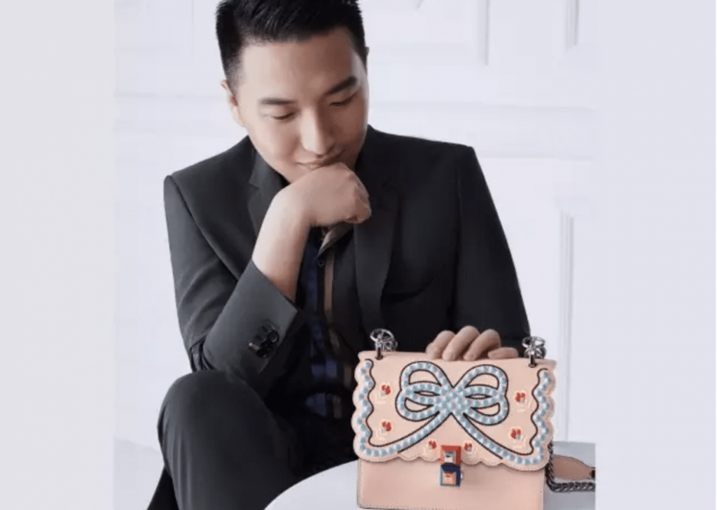 Fendi collaborated with WeChat KOL Mr Bags to sell the "Kan I" handbags. Photo: Mr Bags' WeChat account