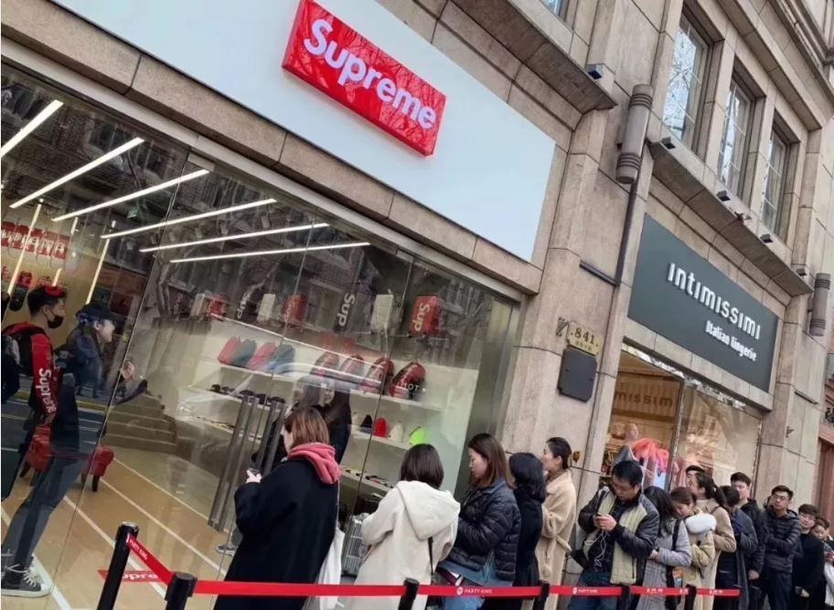 A lot of shoppers lined up in front of the store to get in and purchase products during the grand opening. Photo: LadyMax