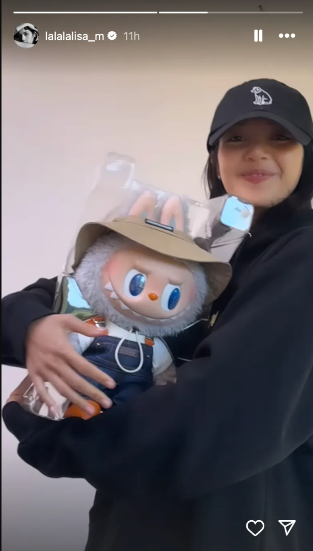 Lisa de BLACKPINK con su colecci贸n Labubu