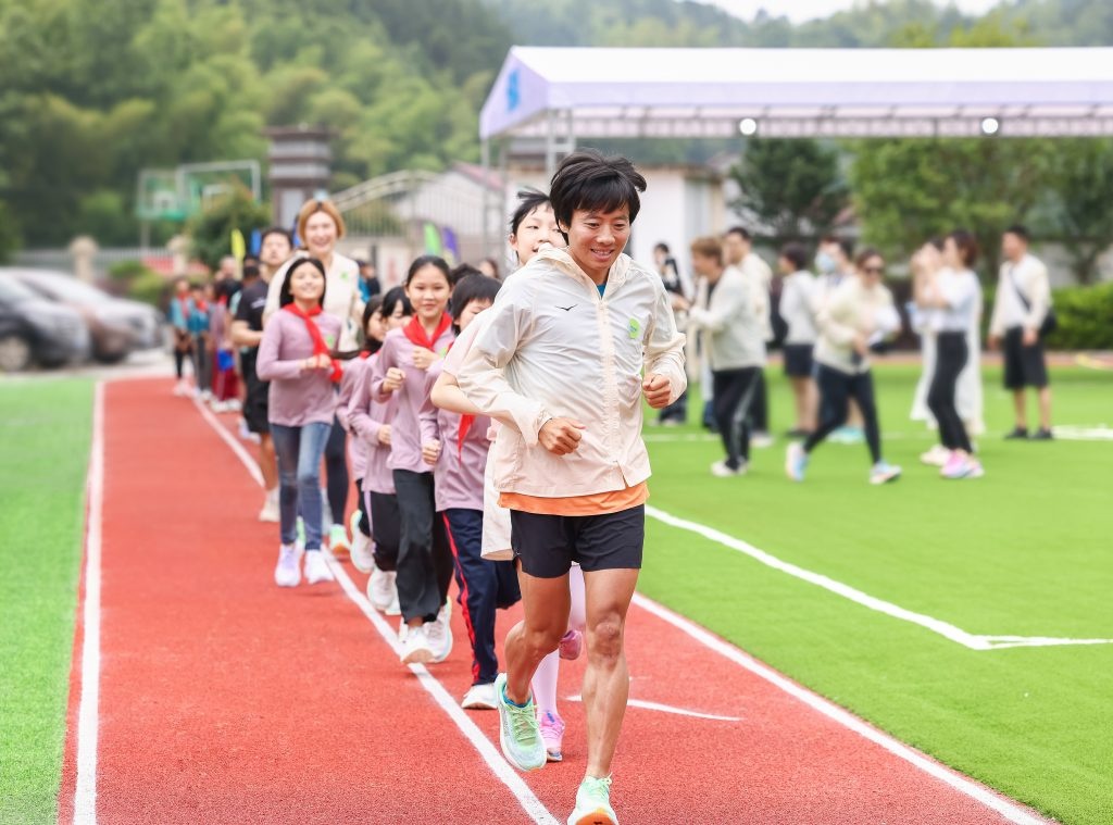Elite athlete Yun Yanqiao was at the event of Louhua Elementary School. Photo: Hoka