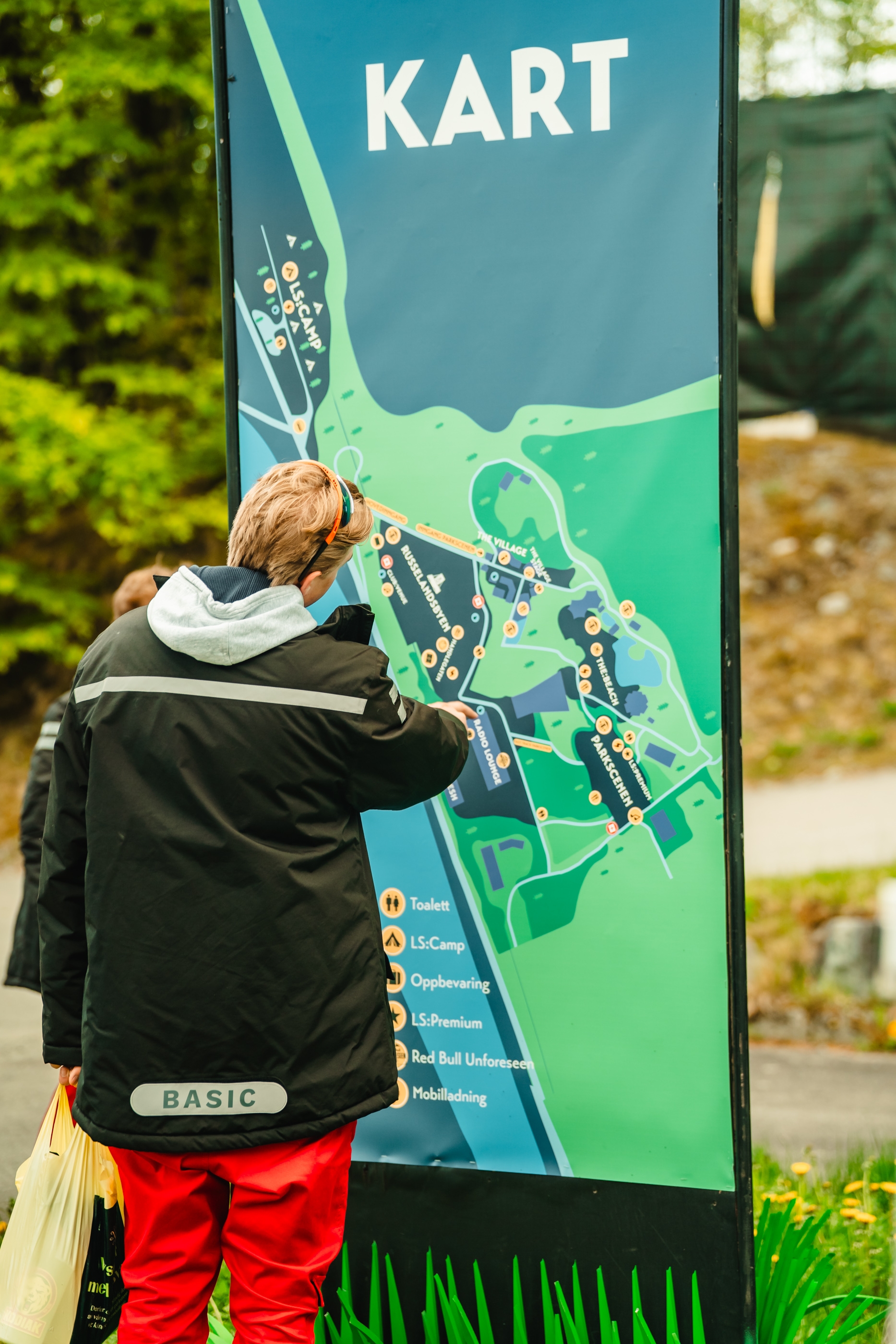 Russ utforsker karter over Landstreff Stavanger.