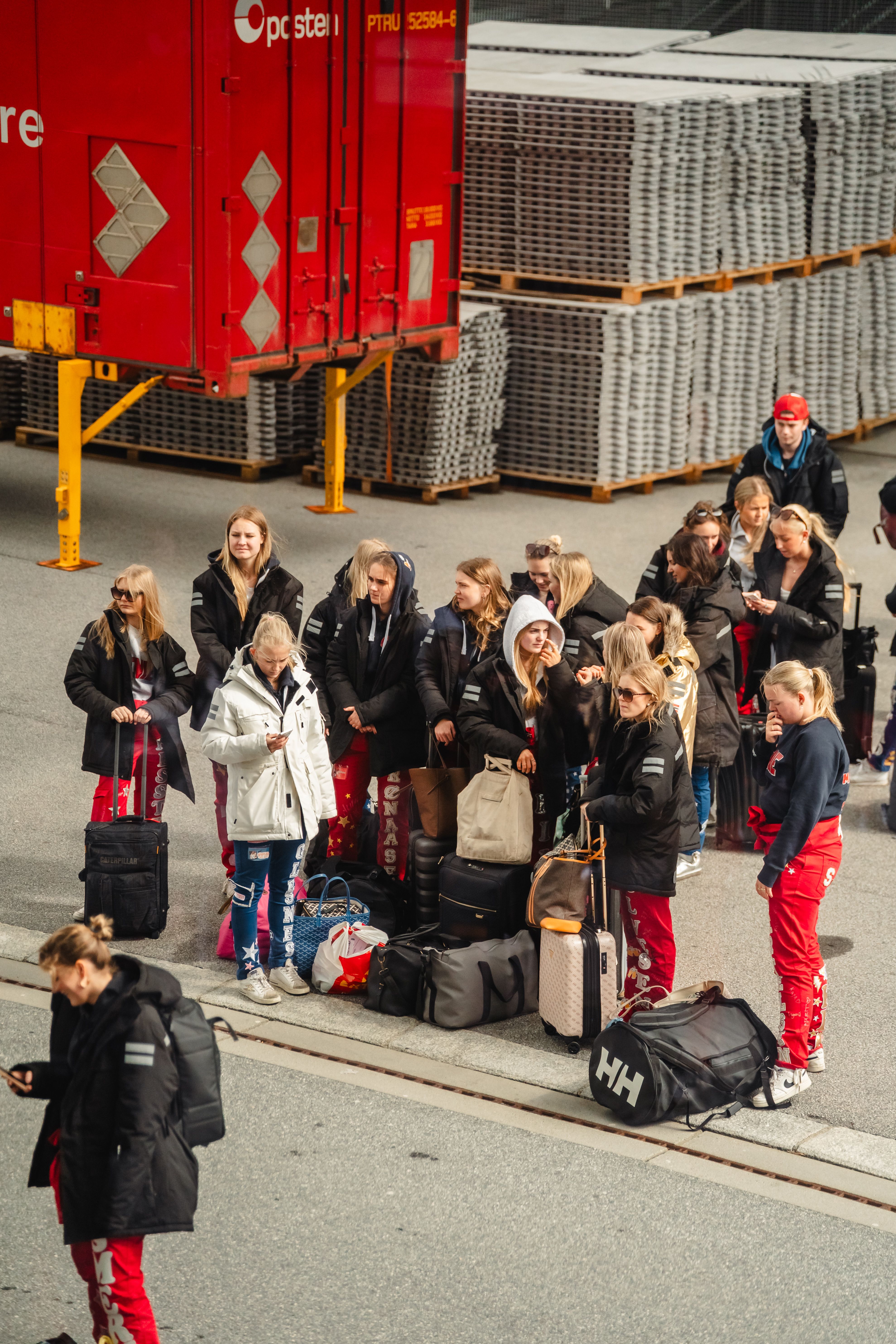 Russen venter med bagasje på å komme inn til LS:Hotel.