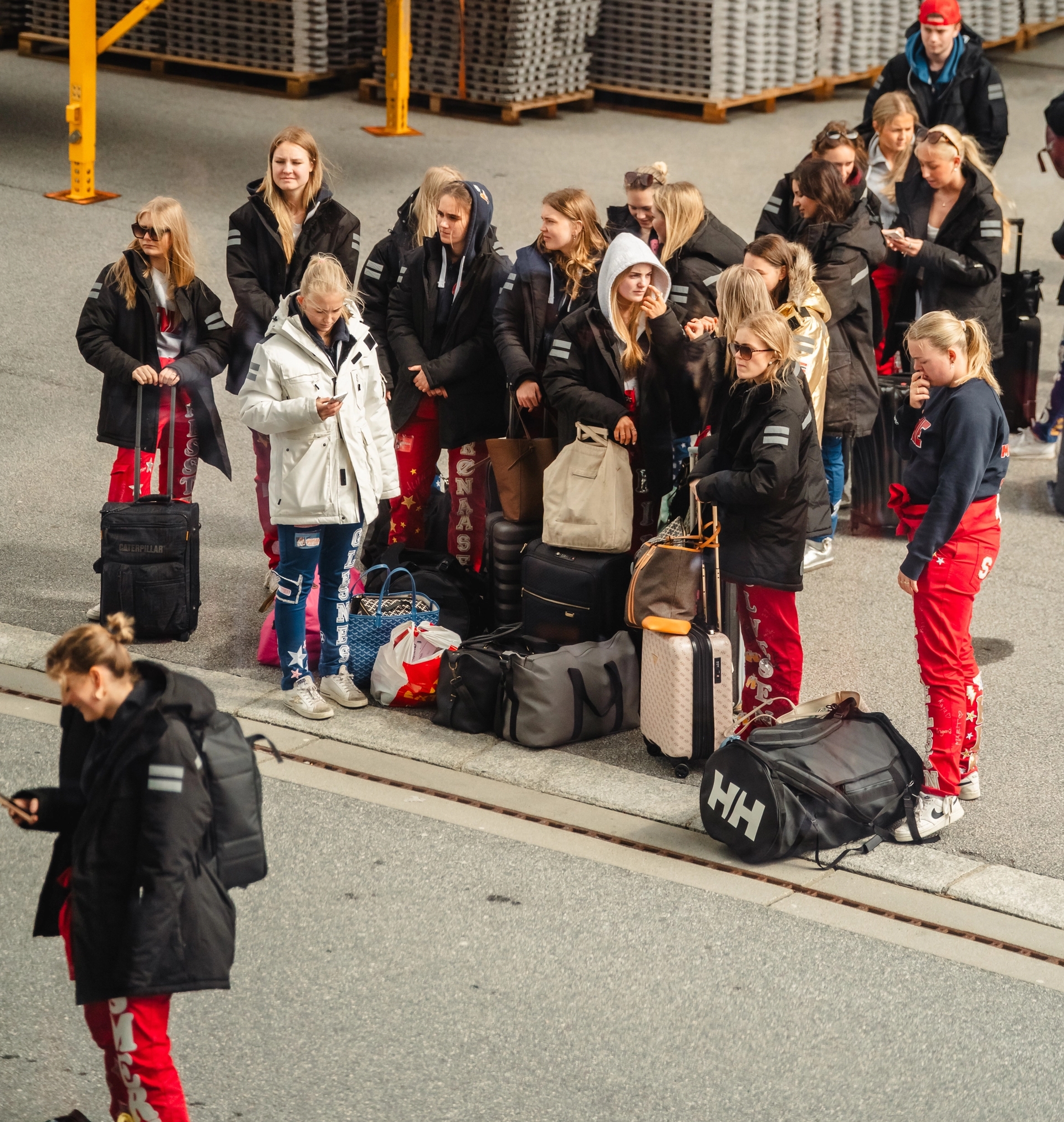Russen venter med bagasje på å komme inn til LS:Hotel.