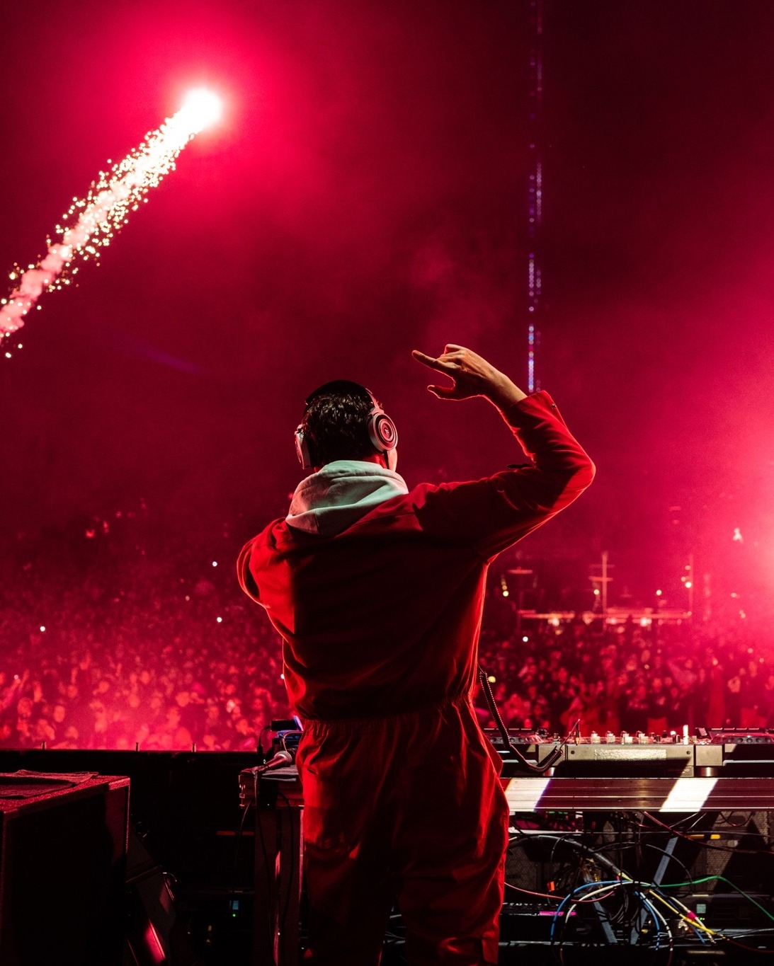 DJ ser ut mot publikum på LS.
