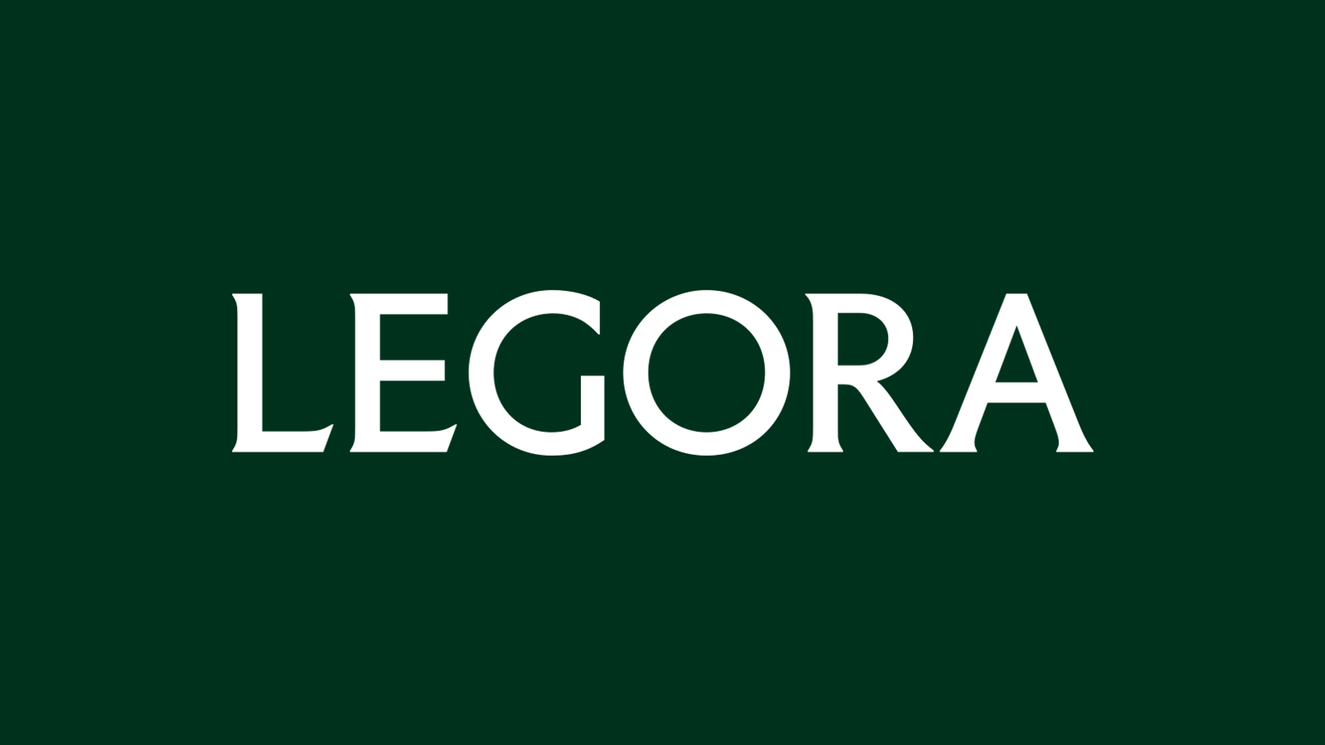 Legora valge sõnamärk tumerohelisel taustal.