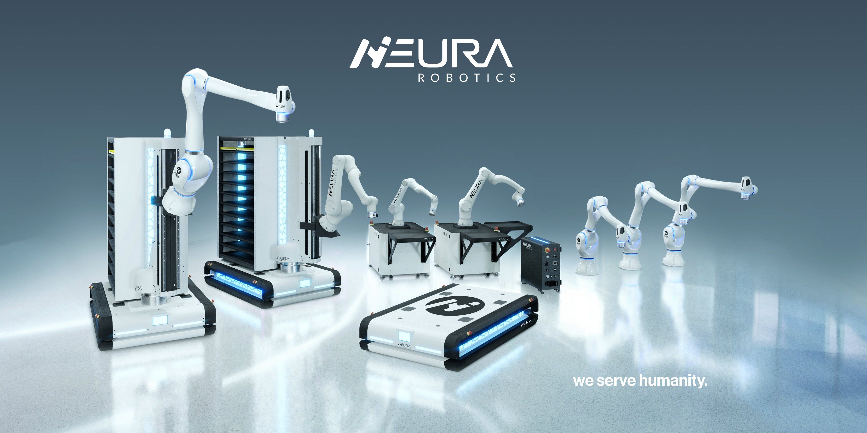 NEURA Roboticsi mobiilsed robotplatvormid ja robotkäed hallil taustal.