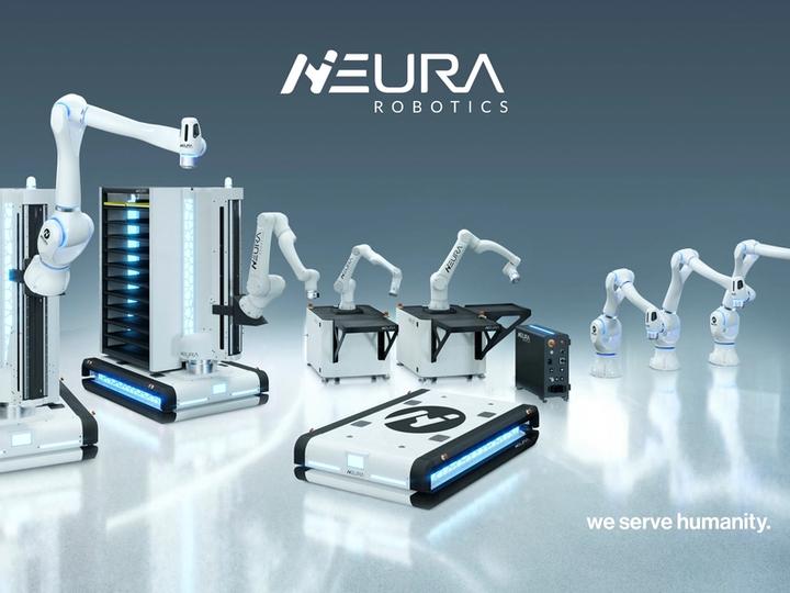 NEURA Roboticsi mobiilsed robotplatvormid ja robotkäed hallil taustal.