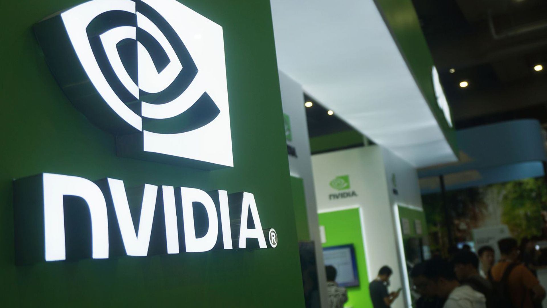 Nvidia logo ettevõtte väljapanekul.