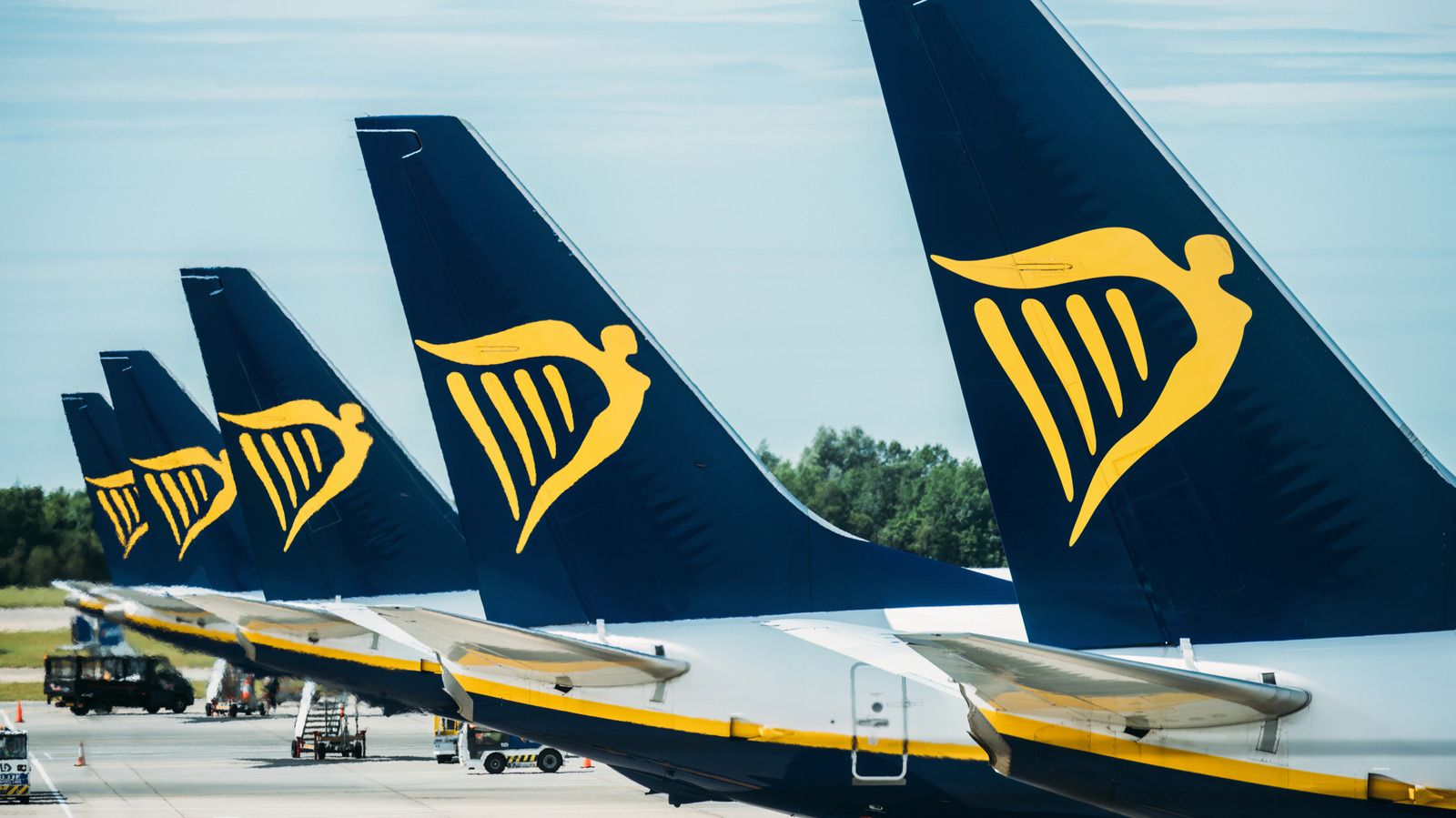 Ryanairi lennukite sabad kollaste harfilogodega lennuväljal.