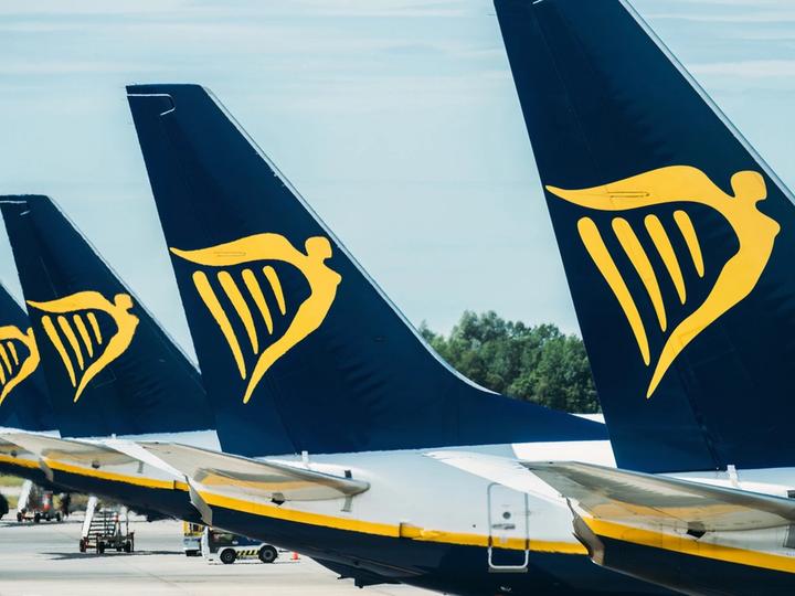 Ryanairi lennukite sabad kollaste harfilogodega lennuväljal.
