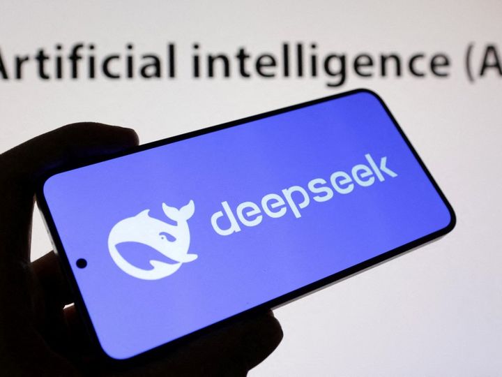 Soovituslik kujundus Unitree humanoidrobotist ning DeepSeeki mudelisse liikuvatest sensori- ja tegevusandmetest.