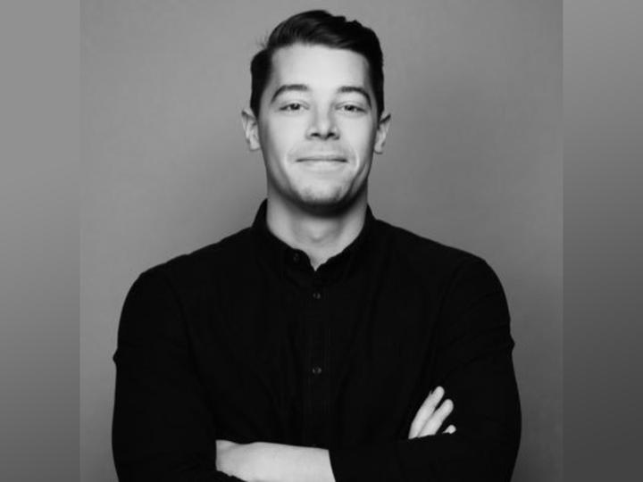 Brad Lightcapi mustvalge portree, käed rinnal risti.