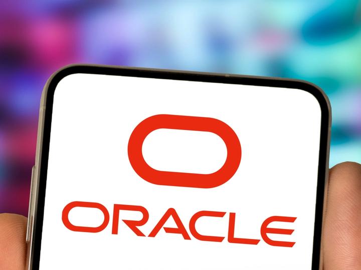 Illustratsioon uudisele: Oracle vähendas aastaga 21 000 töökohta: tehisaru lubab kokkuhoidu, kuid kasvatab taristuriski