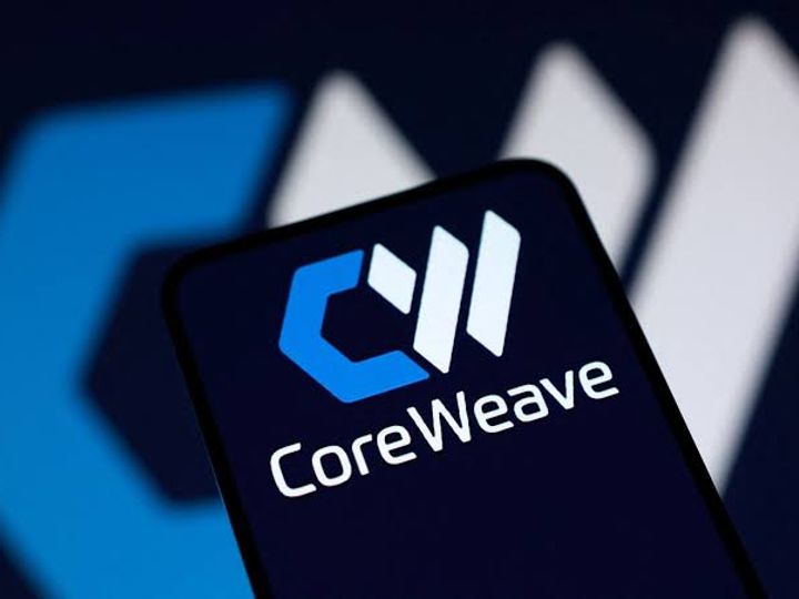 CoreWeave’i logo nutitelefoni ekraanil ettevõtte märgi taustal.
