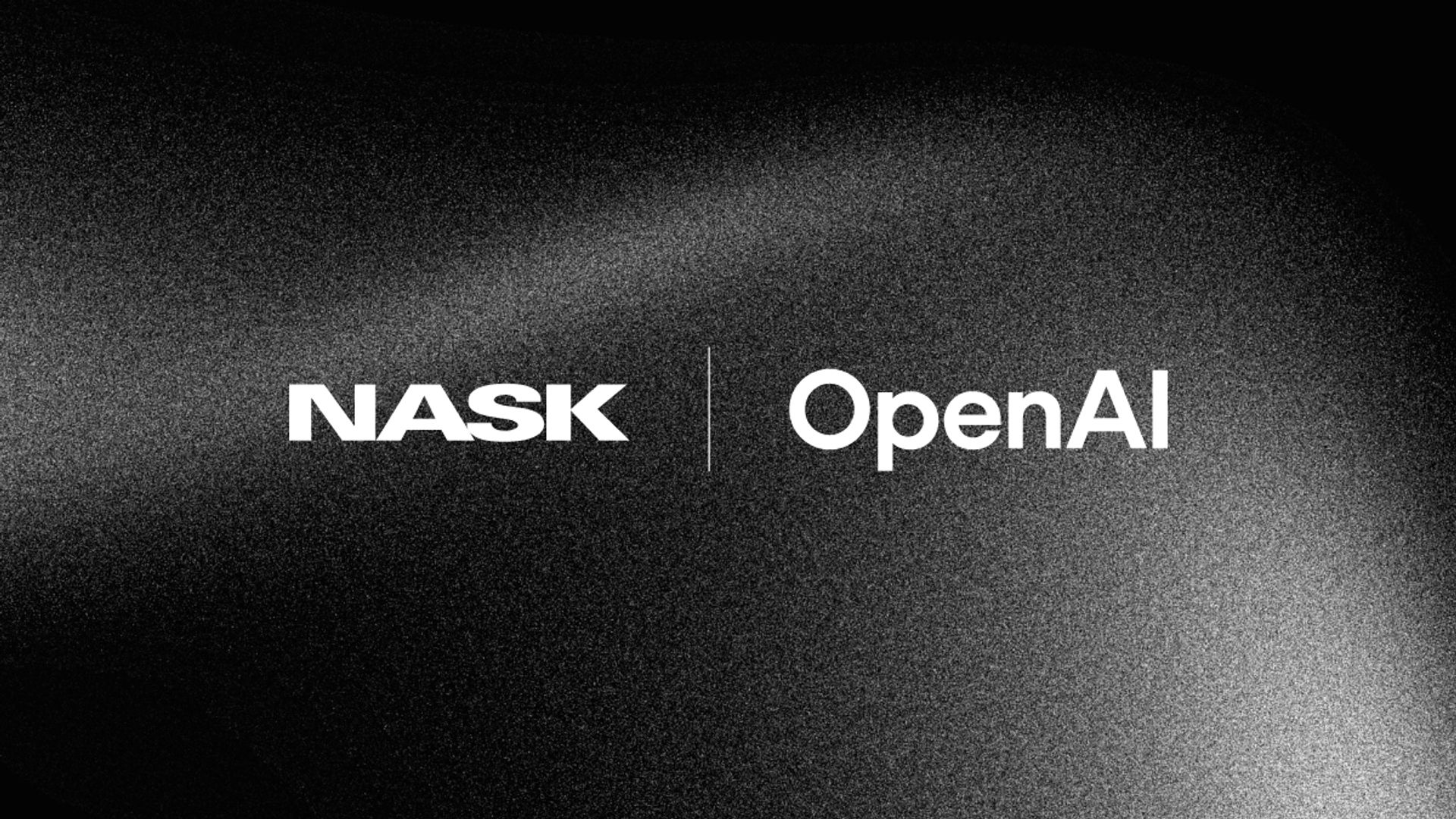 NASK-i ja OpenAI valged logod, mida eraldab püstjoon, mustal teraliselt helendaval taustal.