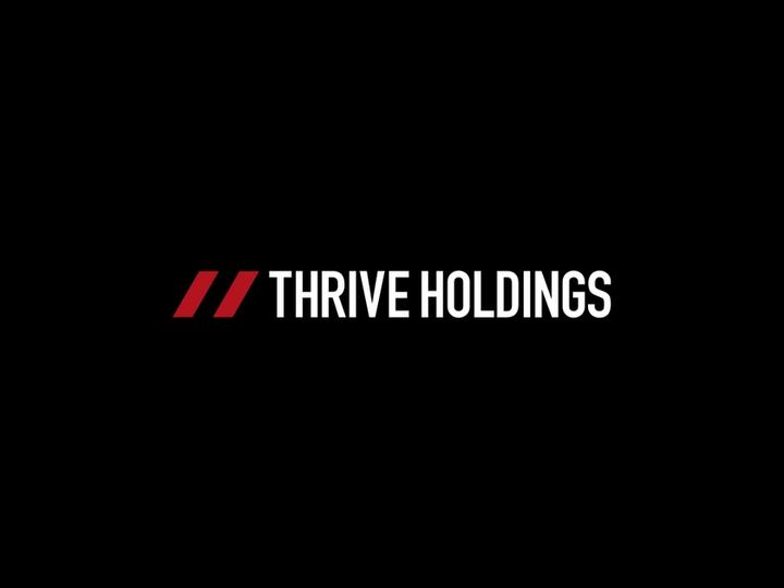 Thrive Holdingsi valge ja punane logo mustal taustal.