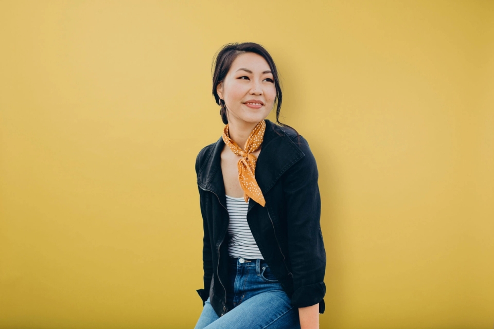 Many_Portrait_Background_Yellow_Amy-1920x1280