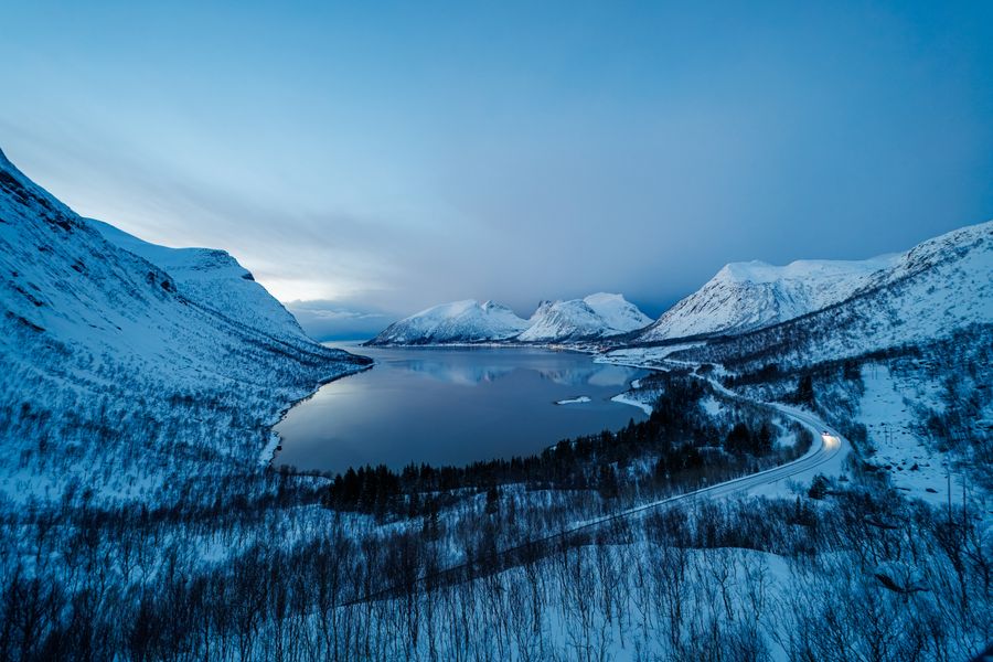 Letztes Licht über dem Bergsfjord