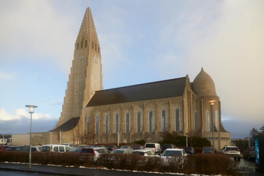 Hallgrímskirkja von der Seite