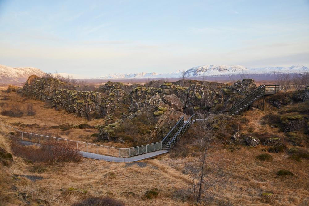 Der Wasserfall Öxarárfoss stürzt über eine Basaltkante in ein von Felsblöcken gesäumtes Becken.