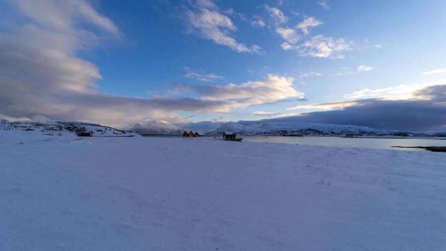 Weites Schneefeld am Sund