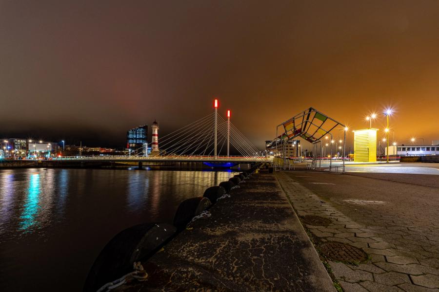 Universitätsbrücke bei Nacht