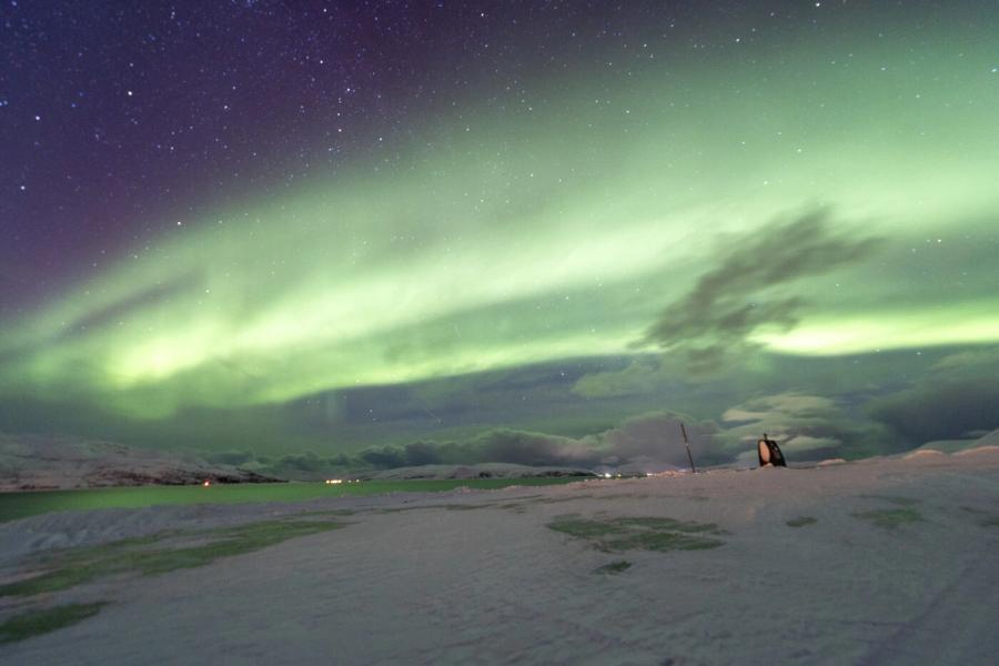Weites Polarlichtband am Nachthimmel