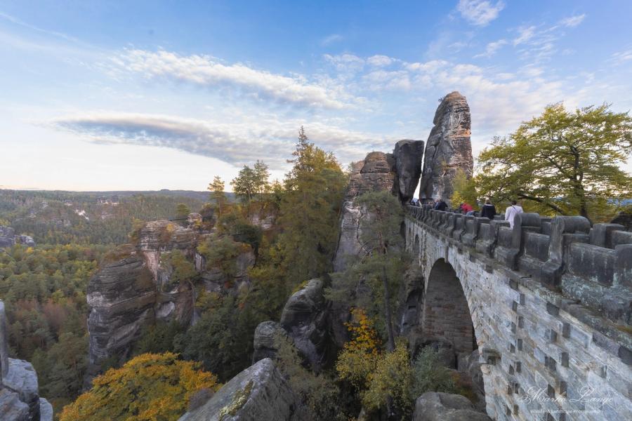 Basteibrücke mit Blick über das Elbsandsteingebirge