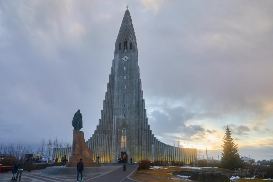 Hallgrímskirkja zur blauen Stunde