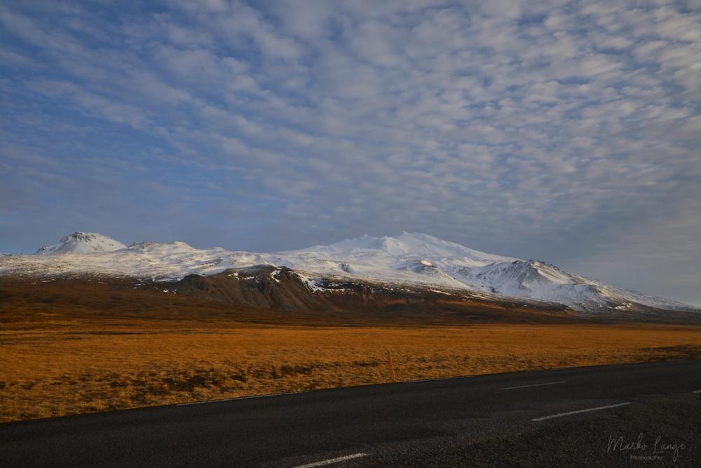Schneebedeckte Bergkette der Halbinsel Snæfellsnes unter weitem Winterhimmel.