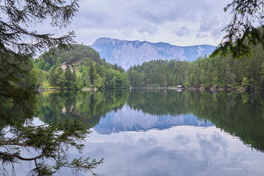 Piburger See mit Bergkulisse