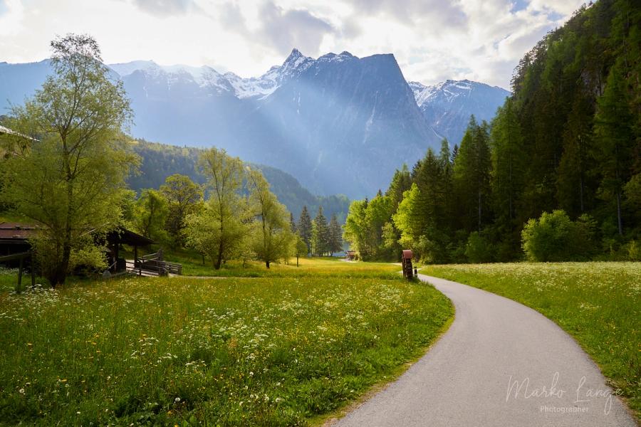 Wanderweg zum Piburger See mit Acherkogel