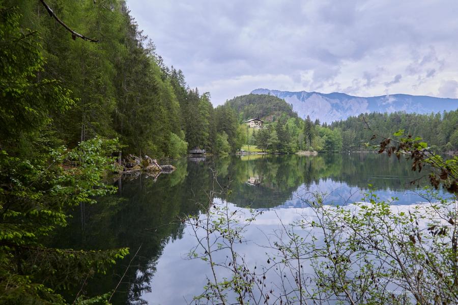 Piburger See an einem bewölkten Morgen