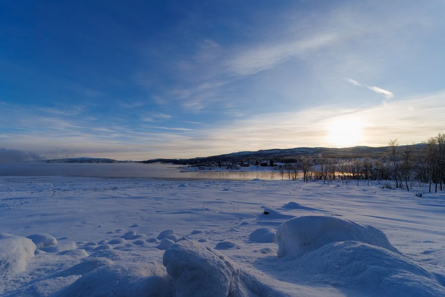 Schneewehen am Fjordufer