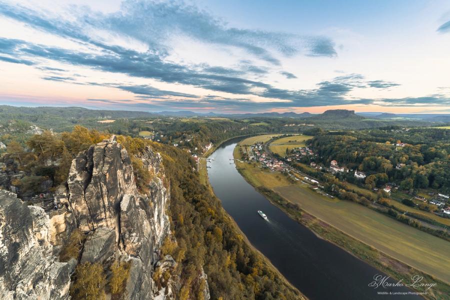 Ausflugsschiff auf der Elbe im Abendlicht