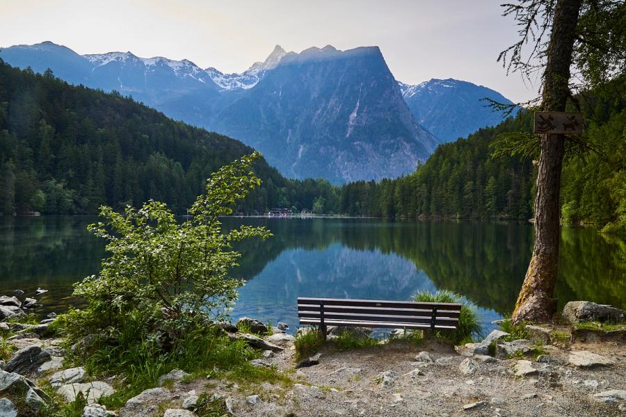 Rastbank mit Blick auf den Acherkogel
