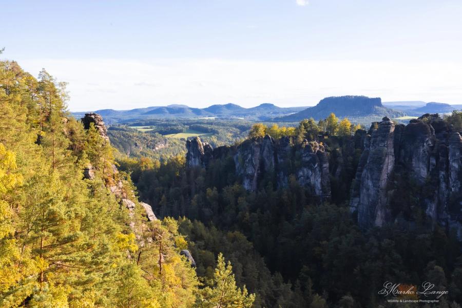 Blick über die Basteifelsen im Herbst