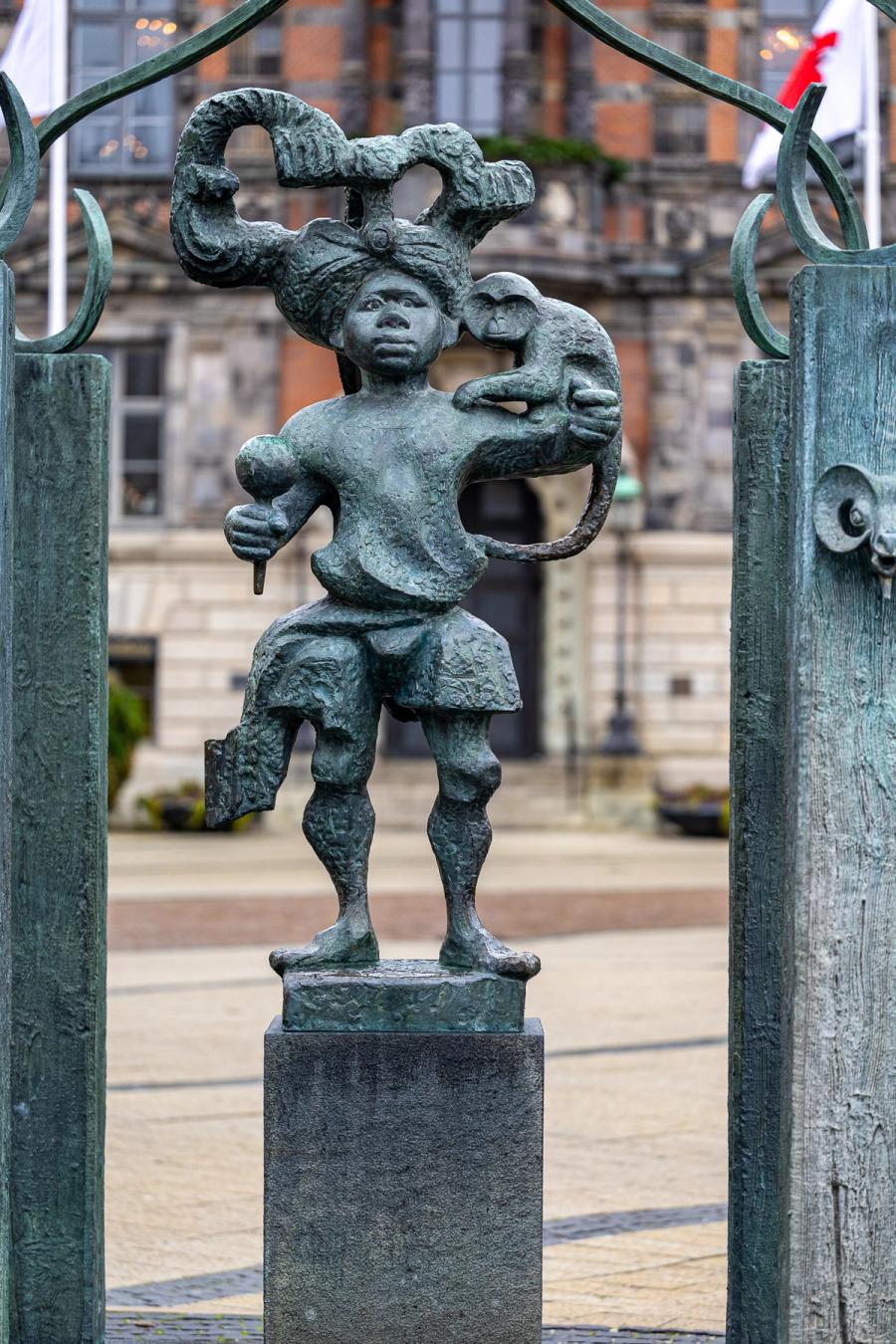 Skulptur am Platz
