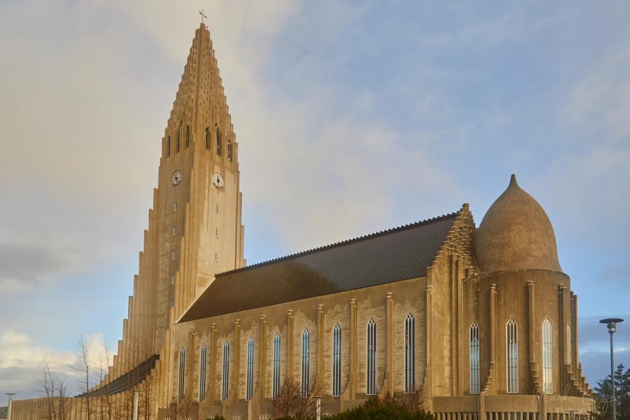 Hallgrímskirkja im Morgenlicht