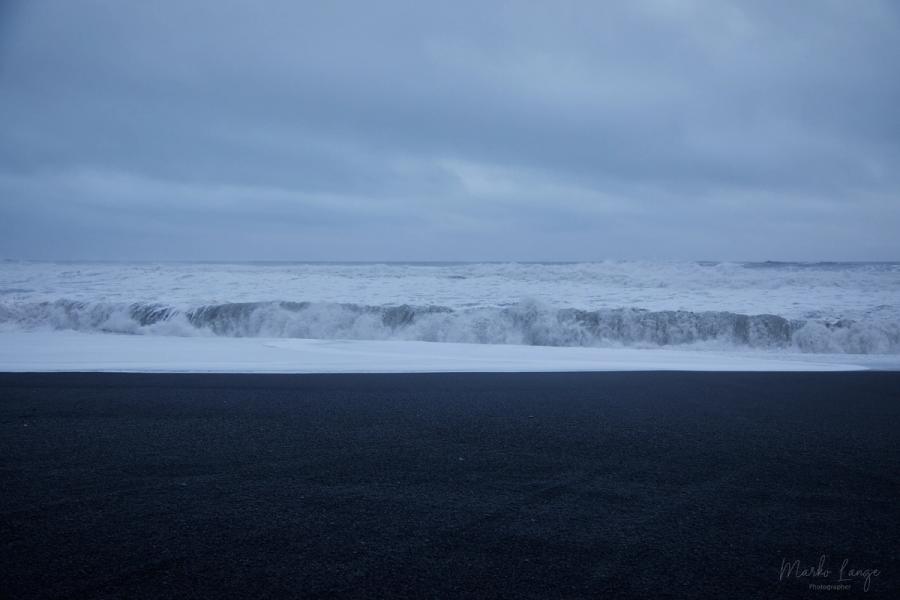 Brandung an den Reynisdrangar